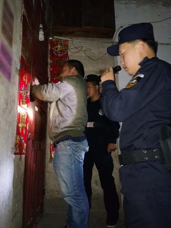 永川粗心妈妈误将幼女锁家中 民警全城寻开锁师傅开门